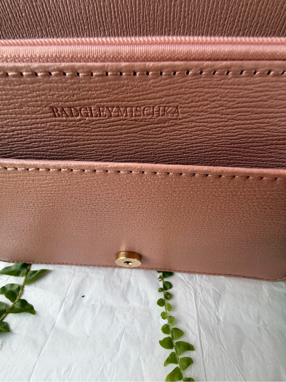 Badgley Mischka NWT Rose Pink Vegan Leather crossbody/shoulder bag - Picture 8 of 10
